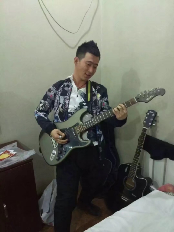 小吉他的第一张照片--徐州相亲服务中心