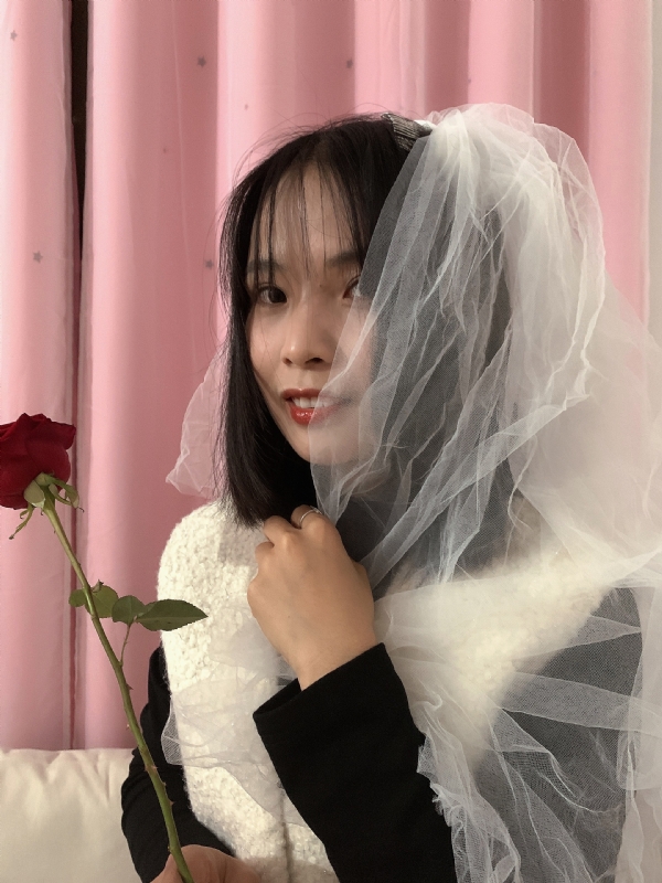 持紫菜包饭的女孩的第一张照片--徐州相亲服务中心